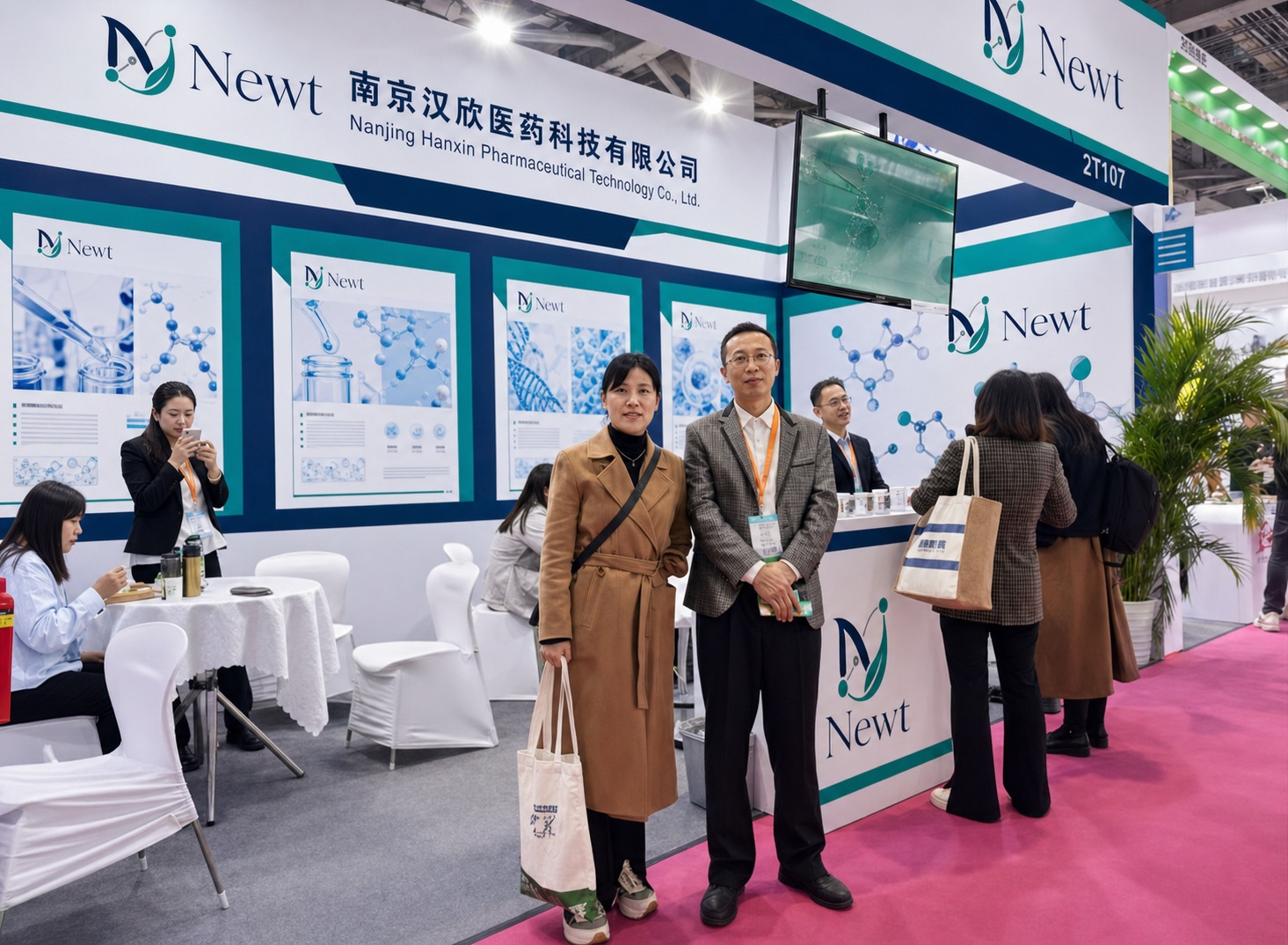 Newt and Nanjing Hanxin team at an international pharmaceutical exhibition